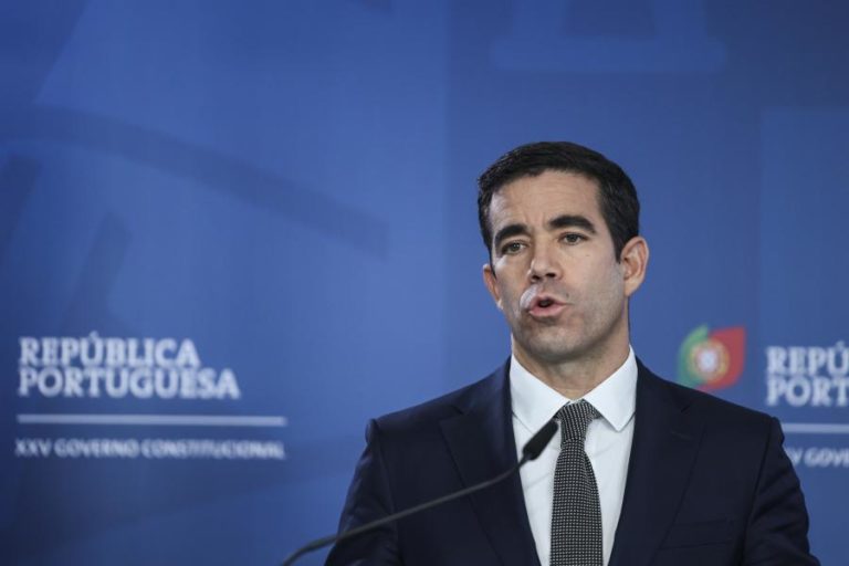 Leitão Amaro acusa PS de “querer repetir erro” na lei da nacionalidade e fazer “reengenharia demográfica e política”