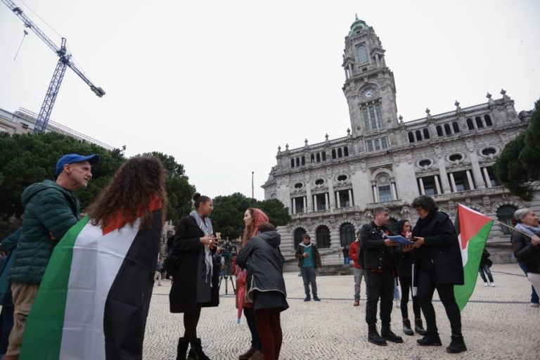 Cerca de uma centena manifestantes exigem justiça social no Rossio em Lisboa