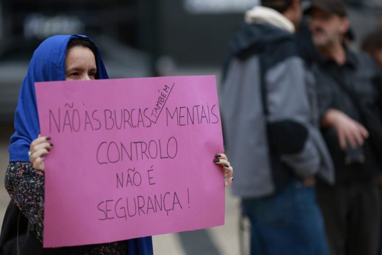 Manifestantes vincam no Porto que burca só desviou atenções de outros problemas