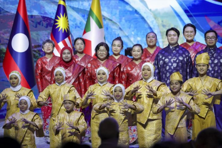 Arranca cimeira de líderes do Sudeste Asiático e países aliados ainda sem presença de Trump