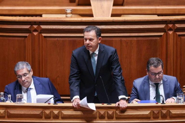 Montenegro alerta que “ditadura é ela própria a corrupção”após Ventura defender “3 Salazares”