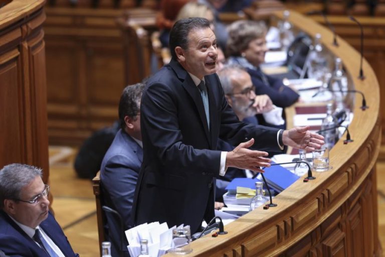 Montenegro diz que “é bom saber” razões de partos fora do hospital para não estigmatizar SNS