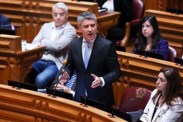 Carneiro diz a Montenegro que “não tem desculpas” para falhar compromissos