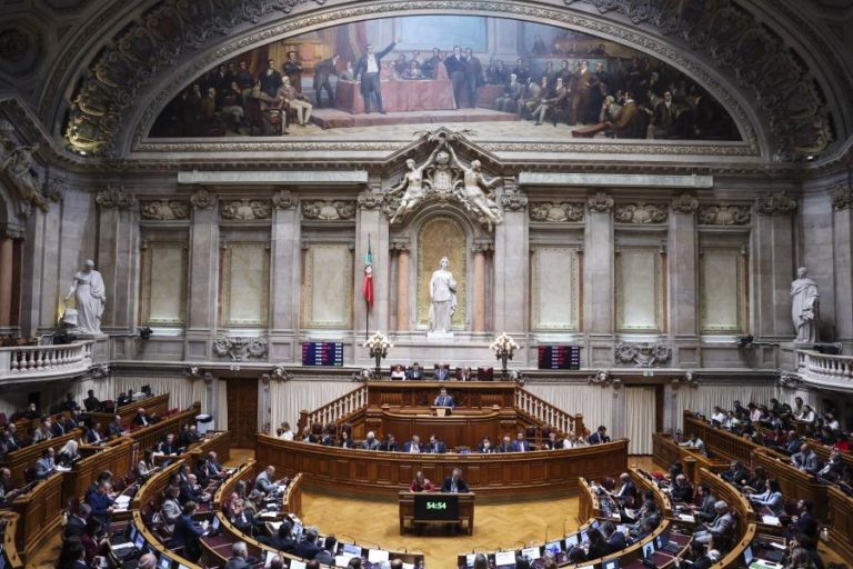 PSD, Chega, IL e CDS vão aprovar revisão da lei da nacionalidade em votação final global