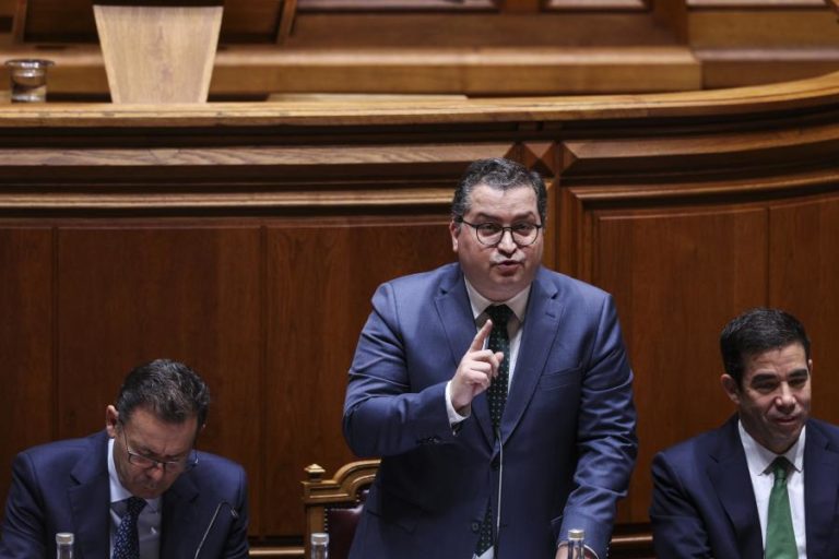 PS e Chega criticam desequilíbrio das contas mas propõem aumentar despesa – ministro