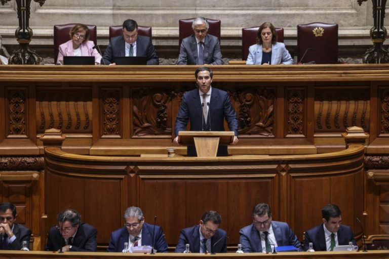 PSD aconselha Carneiro a “não repetir erro” da liderança de Pedro Nuno