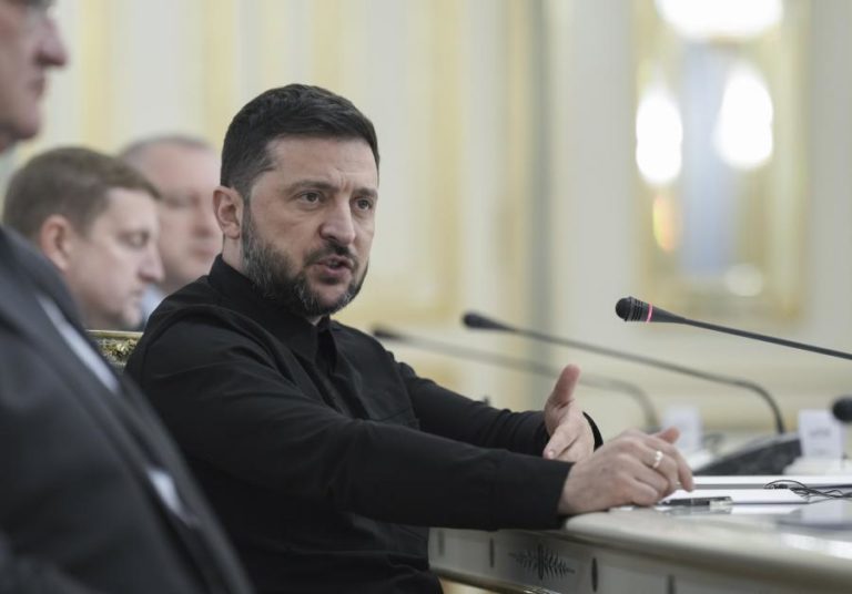 Zelensky quer lançar em novembro programa de exportação de armas ucranianas