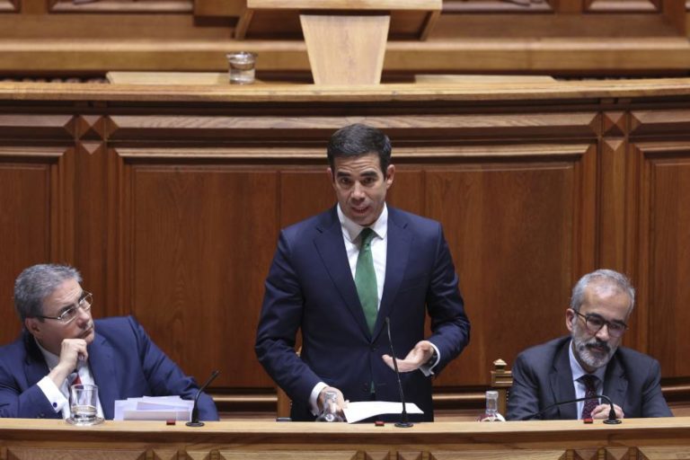 Leitão Amaro diz que “Portugal fica mais Portugal” com nova lei da nacionalidade