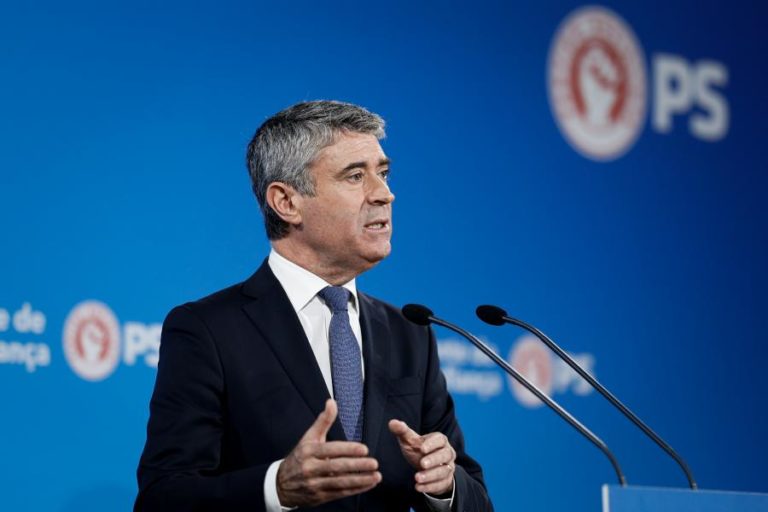 Carneiro desafia Luis Montenegro a demitir ministra da Saúde