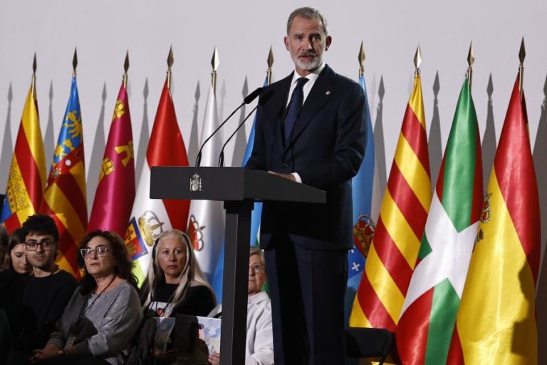 Felipe VI pede que sejam apuradas causas e circunstâncias da tragédia causada pelas cheias