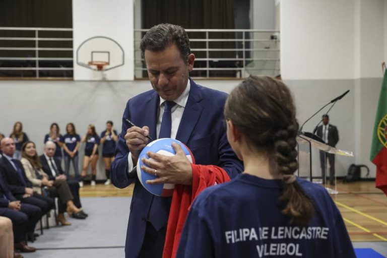 Primeiro-ministro admite orientação para maior eficiência no SNS mas rejeita cortes