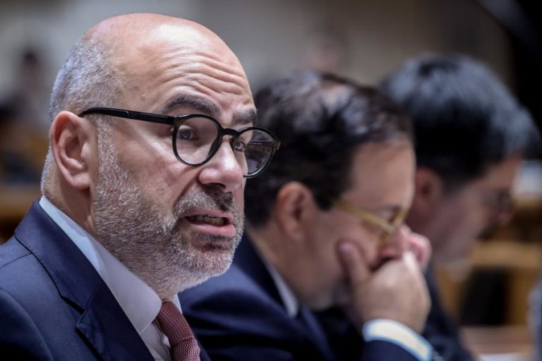 Ministro diz que CP é “casa de gente séria” e rejeita acusações de “promiscuidade”