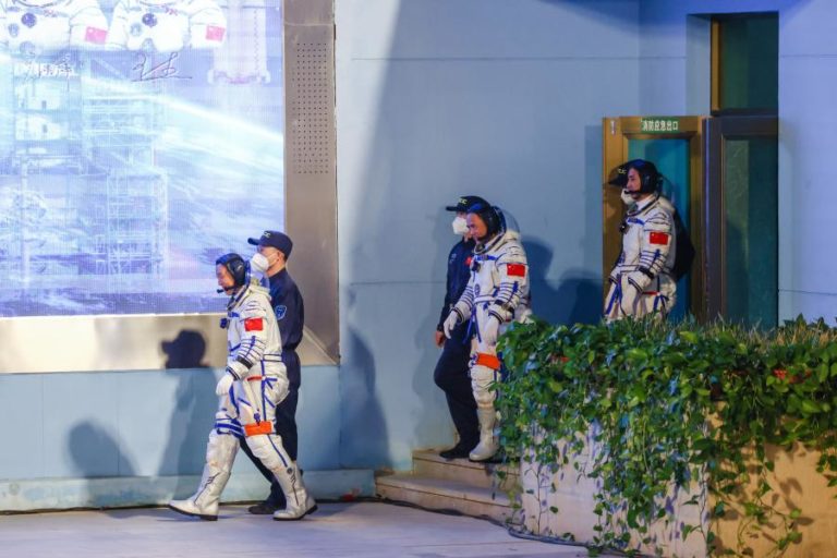 Três astronautas chineses partem para missão de seis meses em estação espacial