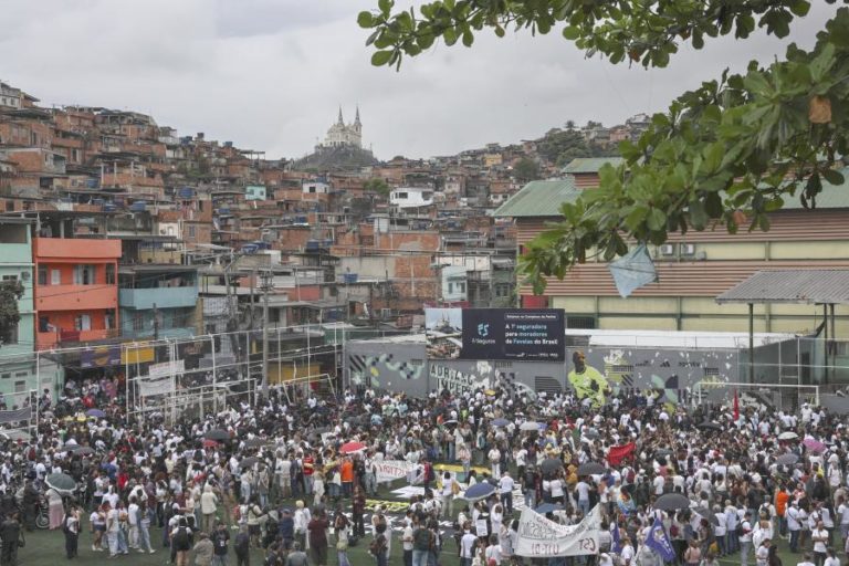 Moradores das favelas do Rio de Janeiro protestam contra “massacre policial”
