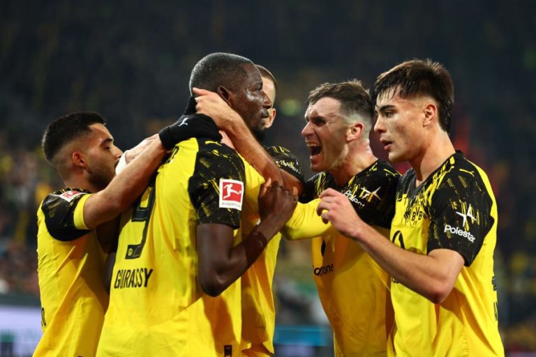 Dortmund derrota Augsburgo e sobe provisoriamente à vice-liderança da Liga alemã