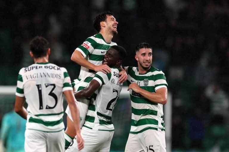 Sporting vence Alverca e iguala FC Porto na frente do campeonato
