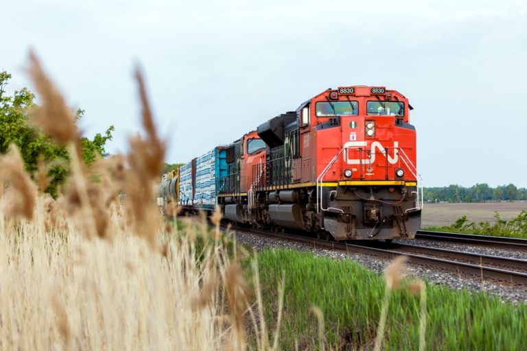 CN Rail despede 400 gestores devido ao impacto das tarifas