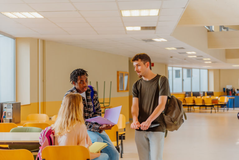 Canadá corta um terço dos vistos de trabalho para estudantes
