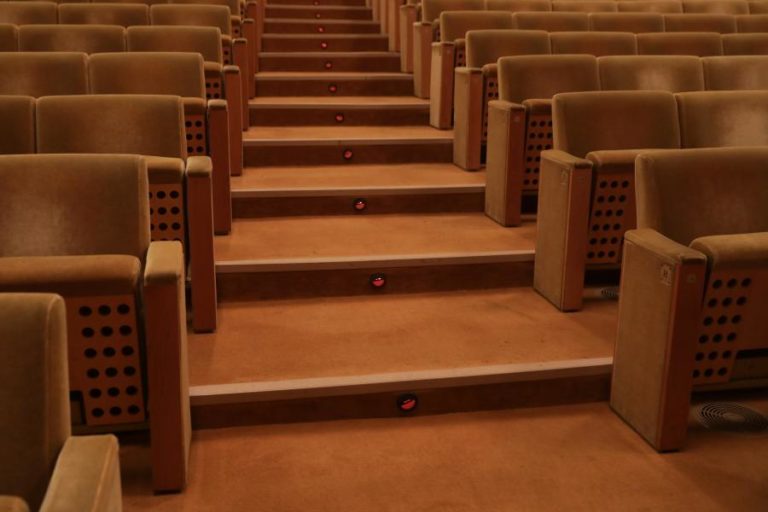 Teatro de Animação de Setúbal estreia “Manual do bom fascista” para rir “em más companhias”