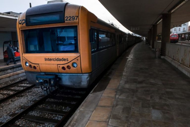 Trabalhadores dos bares dos comboios avançam com greve a partir de quinta-feira