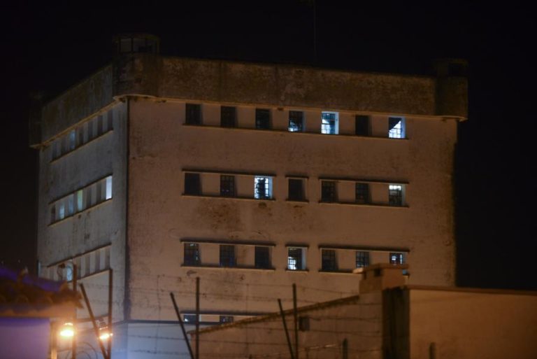 Intruso entra na cadeia de Alcoentre e deixa telemóveis, álcool e droga