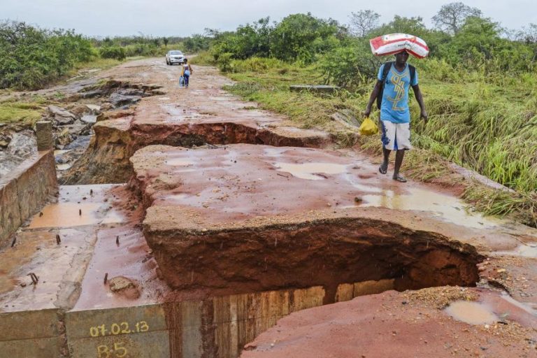 Moçambique investe 1,3 milhões de euros para reabilitar estradas no centro do país