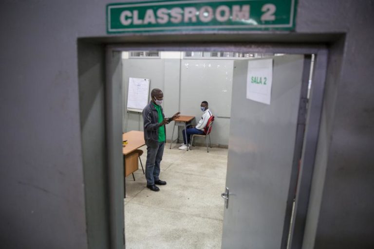 Governo moçambicano prevê reforçar segurança nas escolas durante exames finais