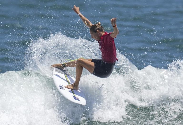 Stephanie Gilmore, oito vezes campeã do mundo de surf, regressa ao circuito