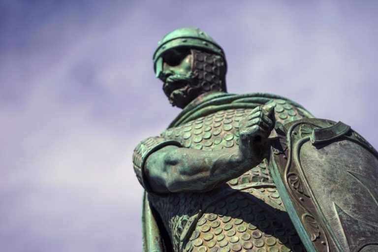 Espada da estátua de D. Afonso Henriques em Guimarães retirada após desaparecer peça