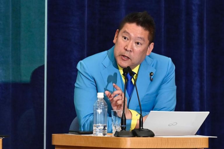 Líder populista detido no Japão por difamar político que cometeu suicídio