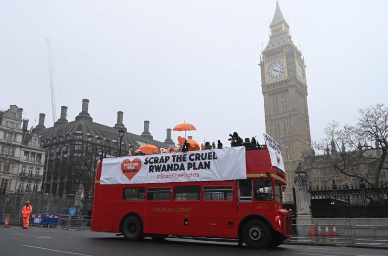 Reino Unido vai limitar a proteção concedida aos refugiados