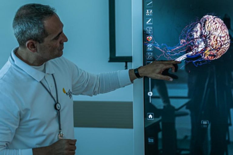 Falta autonomia na investigação clínica e competências digitais nos cursos de medicina
