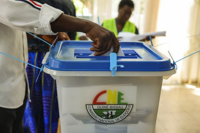 Mais de 966 mil eleitores escolhem hoje novo Presidente e deputados da Guiné-Bissau