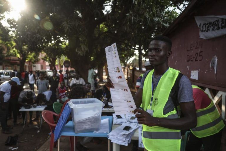 Relatório da Democracia 2025 alerta para retrocessos nalguns países lusófonos