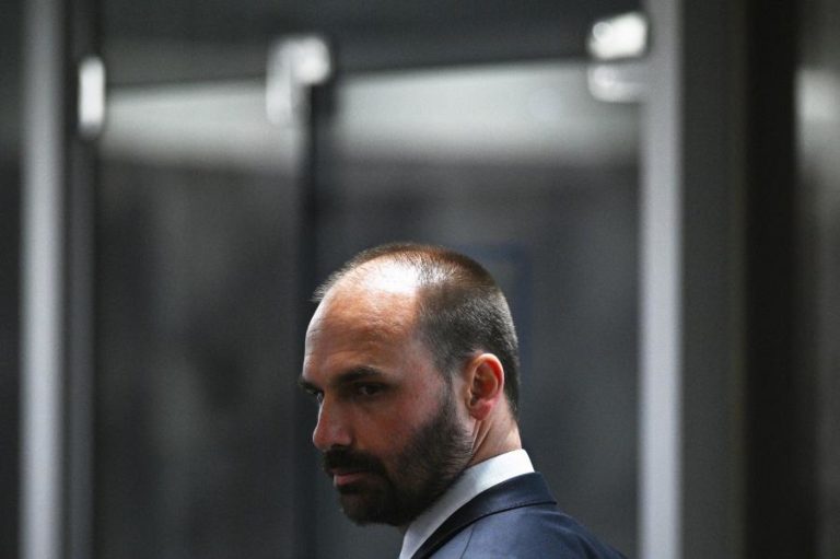 Juízes levam filho de Jair Bolsonaro a julgamento por obstrução à justiça