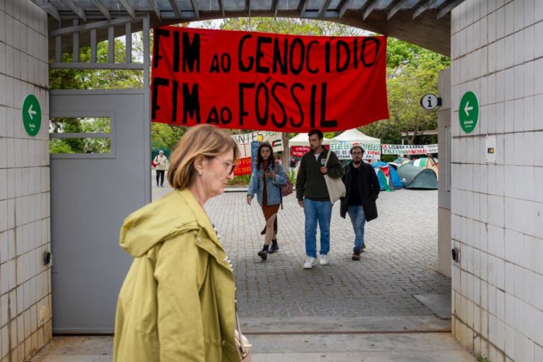 Uma dezena de organizações promove hoje marcha contra combustíveis fósseis