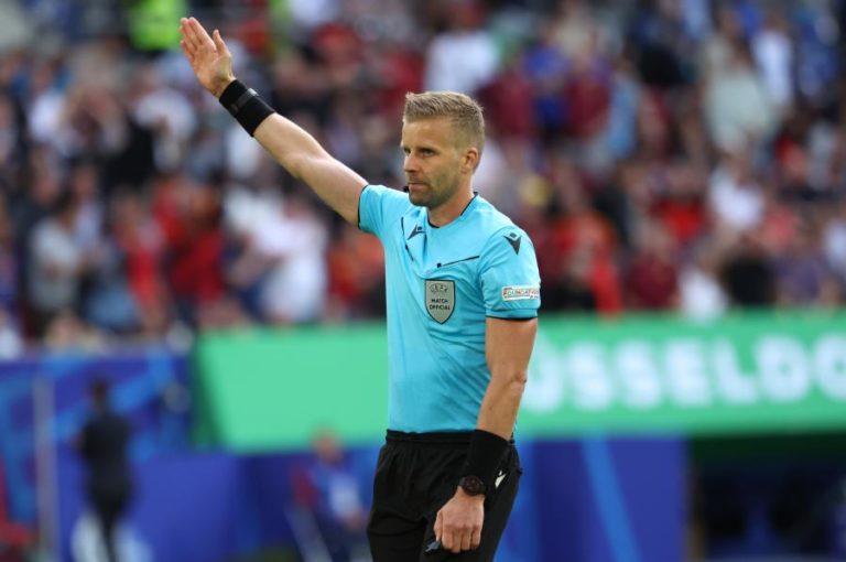 Árbitro sueco Glenn Nyberg no República da Irlanda-Portugal para o jogo de qualificação do Mundial2026