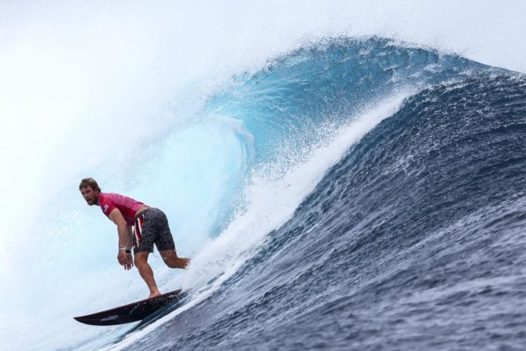Tricampeão mundial de surf John John Florence volta a competir em 2026