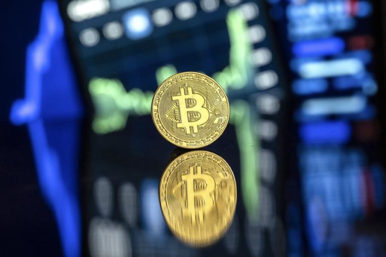 Bitcoin cai mais de 2% para o nível mais baixo desde abril