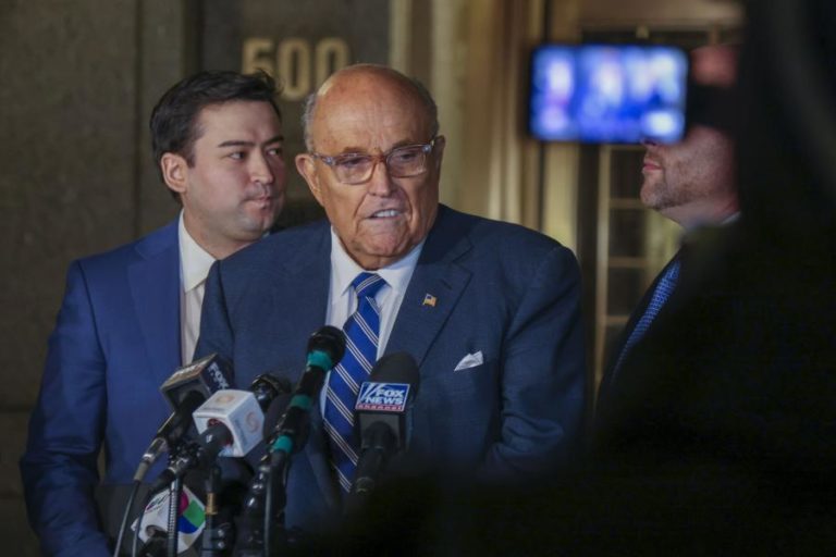 Trump perdoa Rudy Giuliani e mais 76 pessoas por tentativa de reverter eleição de 2020