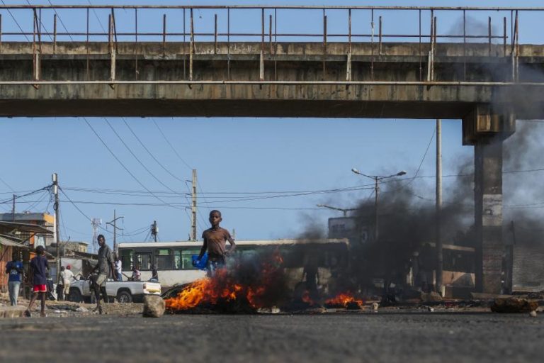 Província moçambicana tenta recuperar 23 postos policiais destruídos nos protestos