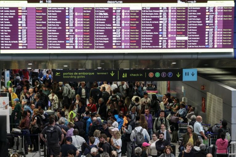 Governo tem “feito de tudo” para que caos no aeroporto “não volte a repetir-se”