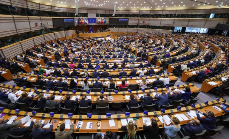 Eurodeputados discutem hoje novo orçamento da UE após cedências de Von der Leyen