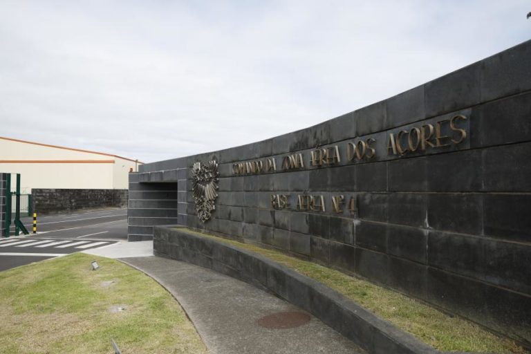Açores avançam com 1,2 ME para pagar salários em atraso na Base das Lajes