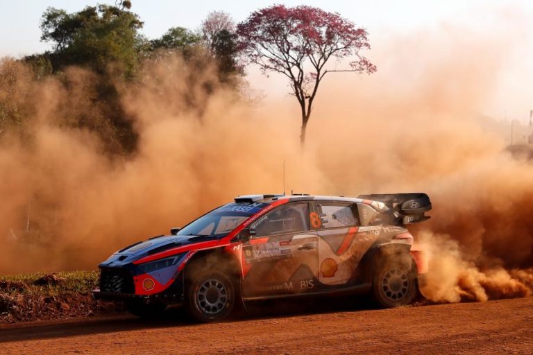Tanäk na frente do Rali da Arábia mas Ogier em vantagem na luta do título
