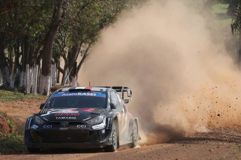 Sébastien Ogier vence no Japão e fica a três pontos do líder do WRC