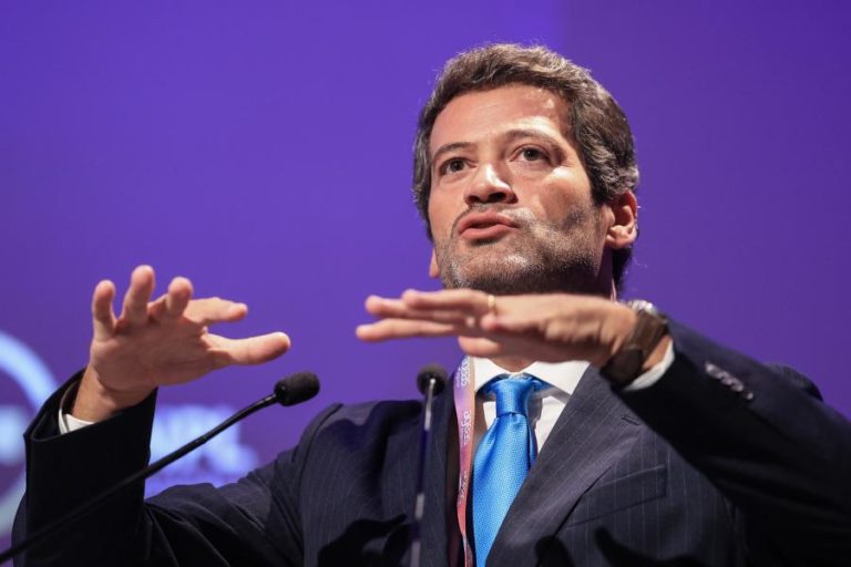 Ventura critica “jogada política” e só retira cartazes por ordem do tribunal