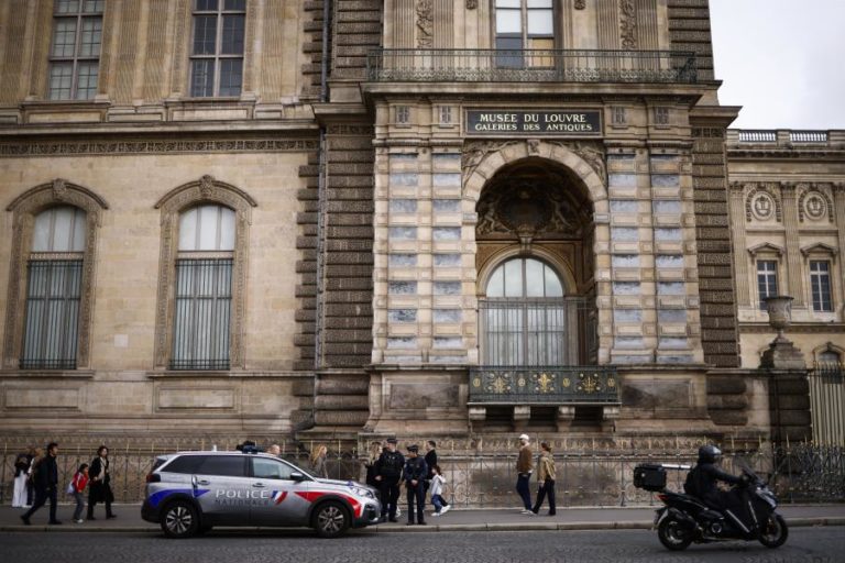 Ministério Público de Paris anuncia quatro novas detenções pelo roubo no Louvre