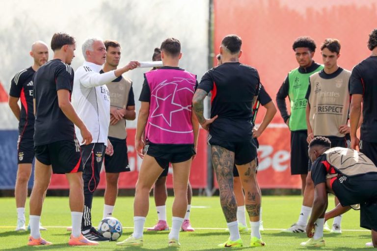 LC: Benfica visita Ajax num duelo entre equipas à procura dos primeiros pontos