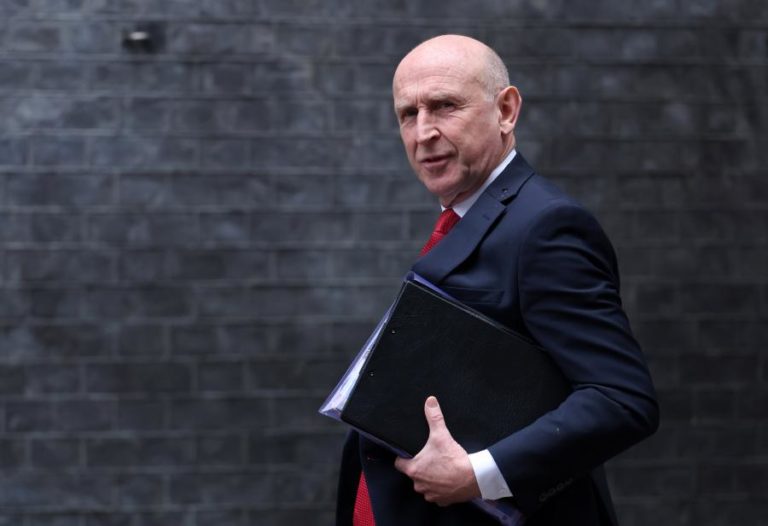 Governo britânico atribui esfaqueamento de 10 pessoas num comboio a ato isolado